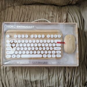 Tech Enthusiast Wireless Keyboard Mouse Set Wood Look Retro Typewriter Open Box